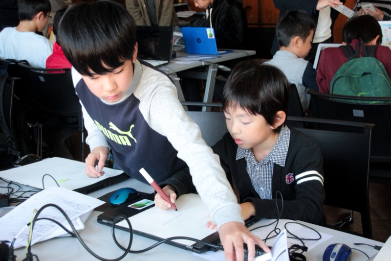PCに向かって真剣に取り組む子どもたち